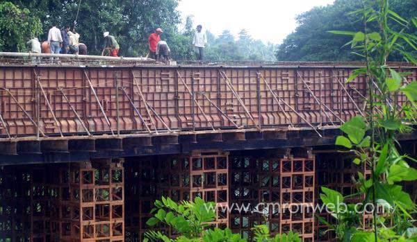 Theyyathum kadavu bridge under construction